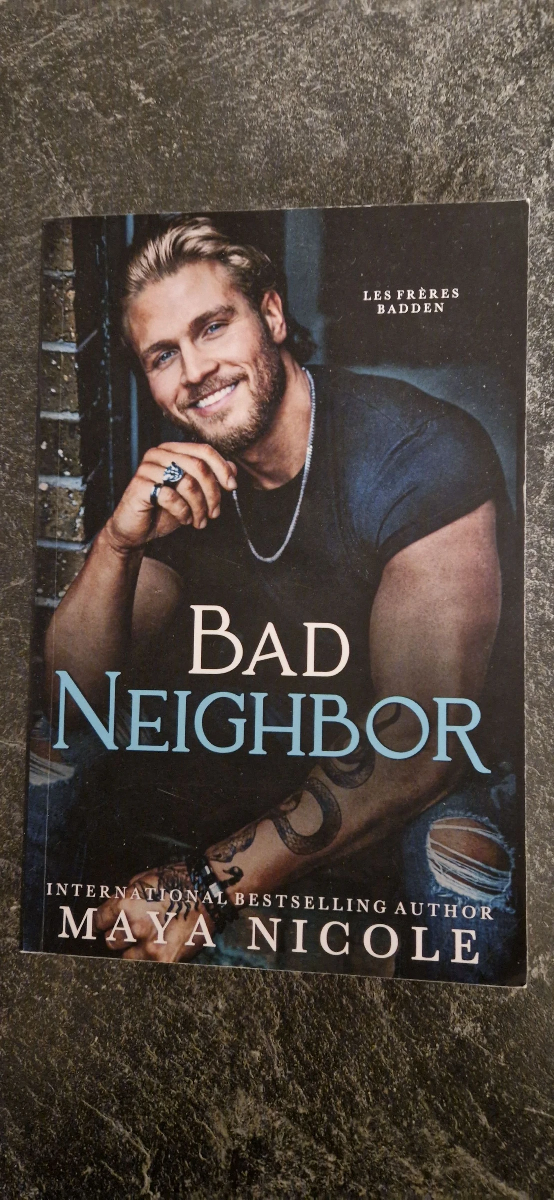 Livre Bad Neighbor de Maya Nicole